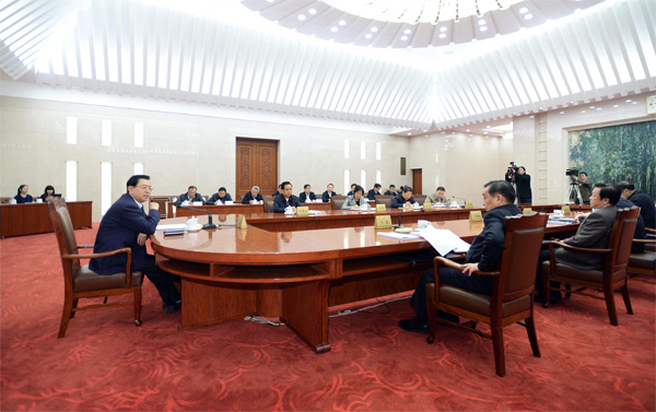 11月15日,中共十二屆全國(guó)人大常委會(huì)黨組在北京召開會(huì)議,專題學(xué)習(xí)貫徹黨的十八屆三中全會(huì)精神。中共中央政治局常委、全國(guó)人大常委會(huì)委員長(zhǎng)張德江主持會(huì)議并講話。新華社記者 李濤 攝