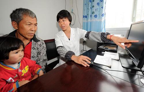 4月17日,永川區(qū)勝利路街道堂皇壩村村醫(yī)劉萍(右)在向村民李武君解釋報銷后的醫(yī)藥費用。近日,重慶市永川區(qū)在重慶市率先實現(xiàn)全區(qū)326個村衛(wèi)生室醫(yī)保實時報銷。按照一般醫(yī)保報銷流程,農(nóng)民在村衛(wèi)生室看病后,需到鄉(xiāng)鎮(zhèn)衛(wèi)生院報銷。而實現(xiàn)實時報銷后,電腦自動扣除醫(yī)保報銷部分費用,村民只需繳納自費部分費用,提高了效率,減輕了群眾負擔(dān)。新華社記者李健攝