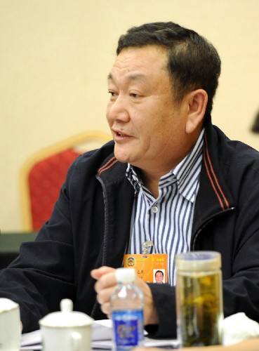 3月4日,參加全國政協(xié)十一屆一次會議的體育界委員在駐地進行小組討論時,紛紛對2008年北京奧運會發(fā)表感言。 全國政協(xié)委員、山東泰山體育產(chǎn)業(yè)集團有限公司董事長卞志良表示,要在奧運會上向世界展示民族品牌。