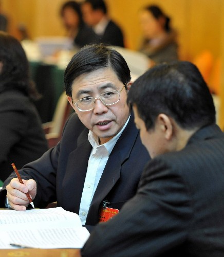 來自江西的全國人大代表蔣如銘(左)認(rèn)為,目前我國文化事業(yè)正處于大發(fā)展大繁榮的一個很好時期,令人高興。建議進(jìn)一步健全有關(guān)制度、機(jī)制。新華社記者 宋振平 攝
