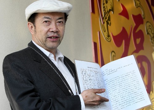全國政協(xié)委員袁熙坤希望在北京建立以歌頌革命先烈為內(nèi)容的“中華豐碑雕塑園”,既弘揚(yáng)偉大的民族精神、對青少年進(jìn)行革命傳統(tǒng)教育,也有助于促進(jìn)雕塑藝術(shù)的發(fā)展。 新華社記者 龐興雷 攝