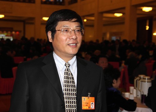 全國政協(xié)委員王東林說,社會主義文化大發(fā)展大繁榮的文化產(chǎn)業(yè)層面是要通過文化產(chǎn)品的創(chuàng)新創(chuàng)造和市場繁榮,滿足人民群眾多樣化的文化需求,并推動我國優(yōu)秀文化的對外輸出,提升中華民族文化對世界文化發(fā)展和文明進(jìn)步的貢獻(xiàn)度。文化是國家重要的“軟實力”,沒有文化的大發(fā)展大繁榮,就不會有中華民族的復(fù)興。新華社記者 張燕輝 攝