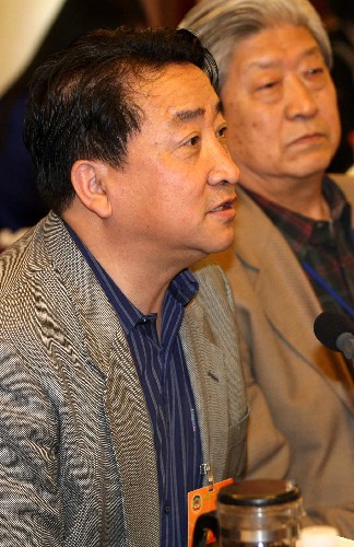 全國政協(xié)委員姜昆呼吁,公益性演出的道路一定要堅持下去,不能讓它變味,更不能讓它把道走偏。他同時呼吁,文藝工作者一定要加強自律,全社會也應(yīng)該對文藝工作者樹新風(fēng)、走正路給予多方面的支持和鼓勵。新華社記者 龐興雷 攝