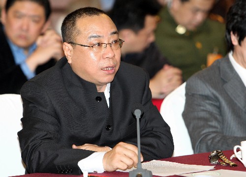 全國政協(xié)委員尹力說,國產(chǎn)電影的發(fā)展現(xiàn)在得到了很大的扶持,但也有個(gè)別媒體對(duì)好萊塢影片不遺余力地吹捧,對(duì)國產(chǎn)影片卻吹毛求疵。他認(rèn)為健康的電影評(píng)論和文藝批評(píng)是電影藝術(shù)良性循環(huán)的保證,社會(huì)應(yīng)該以更加寬容的態(tài)度支持國產(chǎn)電影發(fā)展。 新華社記者龐興雷攝