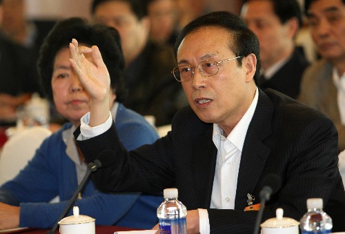 全國政協(xié)委員王國賓(右)建議,大力發(fā)展高等藝術(shù)教育,為社會(huì)主義文化大發(fā)展大繁榮培養(yǎng)高素質(zhì)創(chuàng)新型人才,在傳承創(chuàng)作優(yōu)秀文化作品方面發(fā)揮作用。新華社記者 龐興雷 攝