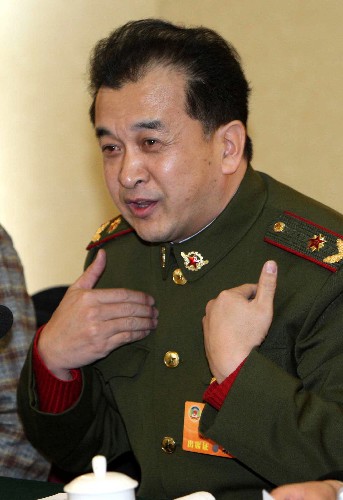全國政協(xié)委員黃宏說,文化大發(fā)展大繁榮對(duì)文藝工作者提出了一個(gè)要求,就是要到生活中“尋根”,只有貼近生活,貼近群眾,貼近實(shí)際,才能創(chuàng)作出優(yōu)秀的作品,才能把文化大發(fā)展大繁榮真正落到實(shí)處。新華社記者 龐興雷 攝