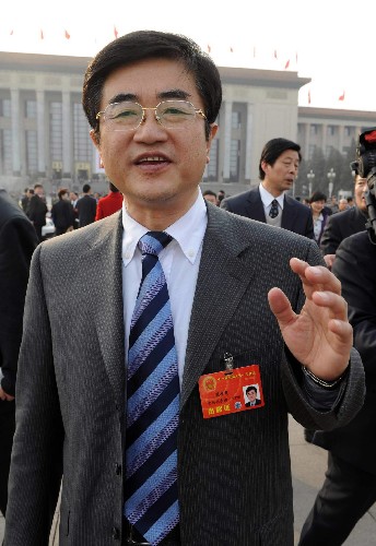 全國人大代表、貴州遵義市市長慕德貴說,對于遵義市未來五年工作的安排,發(fā)展是第一位的事情,是各項工作中的要務(wù)。未來幾年的工作重點,就是要大力推進社會主義新農(nóng)村建設(shè)、新型工業(yè)化和創(chuàng)新型城市的建設(shè),同時把遵義進一步打造成文化旅游強市。 新華社記者 王建華 攝