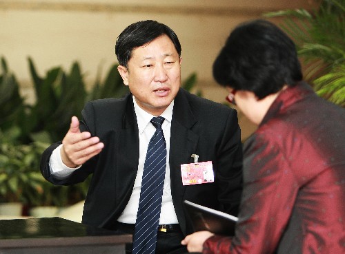 全國(guó)人大代表、遼寧營(yíng)口港務(wù)集團(tuán)總裁高寶玉說,目前我國(guó)港口生產(chǎn)配套的口岸功能建設(shè)滯后于港口的發(fā)展。國(guó)家應(yīng)進(jìn)一步完善口岸功能建設(shè),使之與港口的快速發(fā)展及時(shí)配套,及時(shí)解決發(fā)展中存在的問題,使口岸功能建設(shè)與港口發(fā)展同步,支持港口更好地為國(guó)民經(jīng)濟(jì)建設(shè)發(fā)展服務(wù)。營(yíng)口港要更好地為老工業(yè)基地的振興和遼寧經(jīng)濟(jì)發(fā)展服務(wù),促進(jìn)東北地區(qū)經(jīng)濟(jì)建設(shè)的快速發(fā)展。新華社記者 鞠鵬 攝