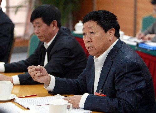 全國(guó)人大代表、遼寧省興城市四家村黨總支書記張文成說,國(guó)家要大力加強(qiáng)農(nóng)村基礎(chǔ)設(shè)施建設(shè),一定要重視農(nóng)村規(guī)劃,在住房建設(shè)、產(chǎn)業(yè)結(jié)構(gòu)調(diào)整、補(bǔ)貼政策等方面積極推進(jìn)。新華社記者 鞠鵬 攝