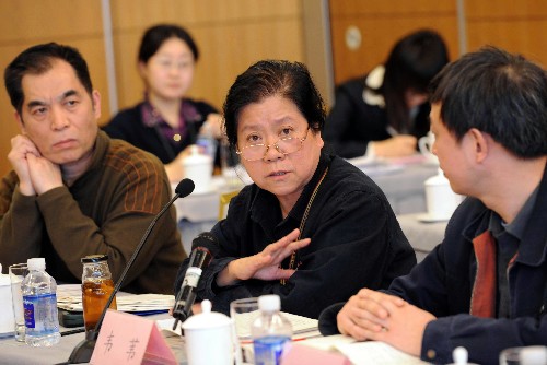全國(guó)政協(xié)委員韋葦(中)認(rèn)為,針對(duì)中等收入者推出限價(jià)房和經(jīng)濟(jì)租用房是“不錯(cuò)的辦法”,但中等收入者怎么認(rèn)定是個(gè)問題。中等收入者的收入來源較多,怎么認(rèn)定購(gòu)買、承租資格要好好研究。新華社記者 饒愛民 攝