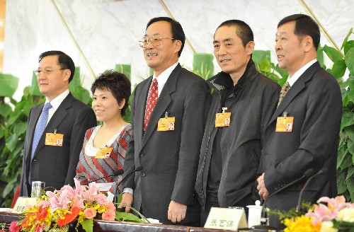 3月12日,全國(guó)政協(xié)十一屆一次會(huì)議在北京人民大會(huì)堂舉行記者招待會(huì),主題是“政協(xié)委員談奧運(yùn)”。 新華社記者 宋振平 攝