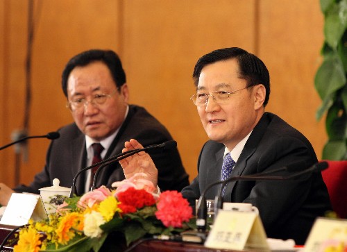 3月12日,全國政協(xié)十一屆一次會議在北京人民大會堂舉行記者招待會,主題是“政協(xié)委員談奧運”。這是張景安委員(右)在問答記者提問。 新華社記者 賴向東 攝