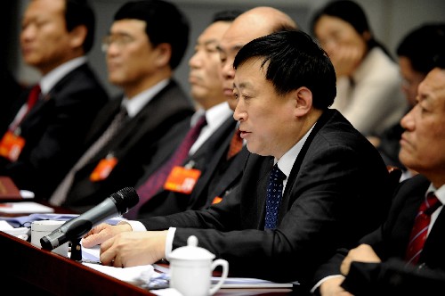 來自河南的全國人大代表張大衛(wèi)表示,加強(qiáng)環(huán)境保護(hù),做好污染減排工作,需要真正把環(huán)境保護(hù)作為推動(dòng)經(jīng)濟(jì)轉(zhuǎn)型、促進(jìn)產(chǎn)業(yè)結(jié)構(gòu)調(diào)整和轉(zhuǎn)變經(jīng)濟(jì)增長方式的主戰(zhàn)場。在招商引資過程中,要嚴(yán)格按照國家產(chǎn)業(yè)政策規(guī)定,禁止“高消耗、高能耗、高污染、低效益”項(xiàng)目上馬;對(duì)不能穩(wěn)定達(dá)標(biāo)排放或超過污染物排放總量的排污單位,堅(jiān)決采取限期治理、停產(chǎn)治理、立即關(guān)閉等措施。 新華社記者 朱祥 攝