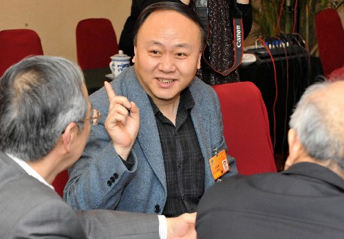 全國政協(xié)委員呂樹文說,我國人口老齡化正在加速,老齡問題日益突出,“養(yǎng)老”問題越來越成為人們關(guān)注的話題。老齡工作是構(gòu)建和諧社會(huì)的重要部分,需要社會(huì)各方面的支持。應(yīng)加快社區(qū)老年服務(wù)建設(shè),積極發(fā)展老齡產(chǎn)業(yè)。 新華社記者 宋振平 攝