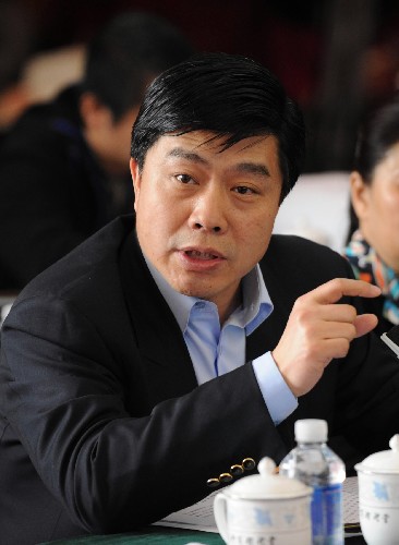 全國政協(xié)委員吳一堅(jiān)說,大量用工密集的企業(yè)的用工對象來自不同的區(qū)域,具有不確定性。建議員工的保險(xiǎn)能夠在全國流轉(zhuǎn),并設(shè)立保險(xiǎn)身份卡制度,這樣可以更便利地了解員工的保險(xiǎn)狀況。 新華社記者 馬占成 攝