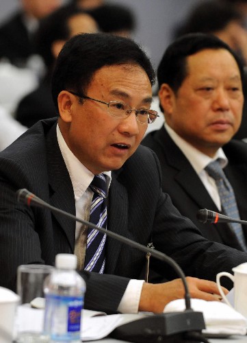 全國(guó)政協(xié)委員陳勛儒指出,解決我國(guó)對(duì)外貿(mào)易和外資引進(jìn)中資源環(huán)境逆差問(wèn)題已經(jīng)成了制約我國(guó)可持續(xù)發(fā)展的重大問(wèn)題,應(yīng)該引起有關(guān)部門(mén)的足夠重視。有資料顯示,我國(guó)每年生態(tài)災(zāi)害的構(gòu)成中有很大比重是引進(jìn)的低效益高耗能的項(xiàng)目產(chǎn)生的。新華社記者 饒愛(ài)民 攝