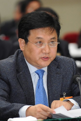 全國(guó)政協(xié)委員、國(guó)家環(huán)保總局副局長(zhǎng)吳曉青說(shuō),以低排放、低能耗、低污染為特征的新的經(jīng)濟(jì)發(fā)展模式――低碳經(jīng)濟(jì)已經(jīng)成為國(guó)際經(jīng)濟(jì)發(fā)展的新趨勢(shì)。國(guó)家應(yīng)該制定低碳經(jīng)濟(jì)發(fā)展戰(zhàn)略,增強(qiáng)自主創(chuàng)新能力,開(kāi)發(fā)低碳技術(shù)和低碳產(chǎn)品,積極運(yùn)用政策手段,為低碳經(jīng)濟(jì)發(fā)展保駕護(hù)航。 新華社記者 馬占成 攝