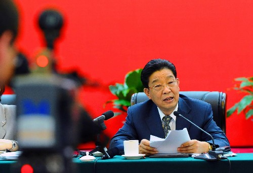 來(lái)自吉林省的全國(guó)人大代表唐憲強(qiáng)說(shuō),我們要繼續(xù)深入落實(shí)科學(xué)發(fā)展觀,保持經(jīng)濟(jì)持續(xù)平穩(wěn)快速發(fā)展。要正確理解和把握國(guó)家宏觀調(diào)控政策,實(shí)現(xiàn)經(jīng)濟(jì)又好又快發(fā)展。新華社記者 李濤 攝