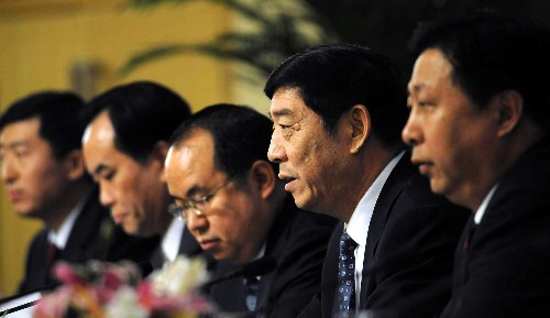 3月14日 ,國(guó)土資源部負(fù)責(zé)人在北京兩會(huì)新聞中心就“國(guó)土資源保護(hù)與合理利用”接受中外記者的集體采訪。這是國(guó)土資源部副部長(zhǎng)贠小蘇(右二)回答記者提問(wèn)。 新華社記者 王建華 攝