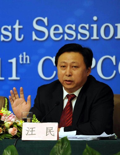 3月14日 ,國(guó)土資源部負(fù)責(zé)人在北京兩會(huì)新聞中心就“國(guó)土資源保護(hù)與合理利用”接受中外記者的集體采訪。這是國(guó)土資源部副部長(zhǎng)汪民回答記者提問(wèn)。 新華社記者 王建華 攝