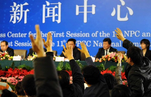 這是記者在現(xiàn)場(chǎng)舉手提問(wèn)。 新華社記者王建華攝