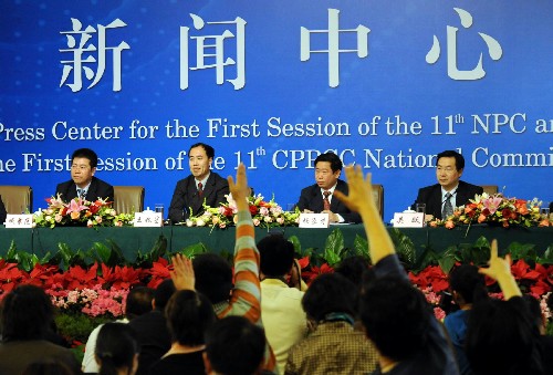 銀監(jiān)會(huì)及有關(guān)負(fù)責(zé)人、部分全國人大代表在北京兩會(huì)新聞中心就“銀行業(yè)支持‘三農(nóng)’和小企業(yè)發(fā)展工作情況”接受中外記者的集體采訪。這是記者在現(xiàn)場舉手爭取提問。 新華社記者 王建華 攝