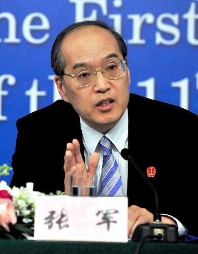 這是最高人民法院副院長(zhǎng)張軍在回答記者提問(wèn)。 新華社記者劉泉龍攝