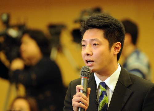 這是一位記者在提問(wèn)。 新華社記者楊宗友攝