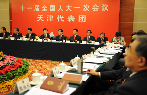 3月5日,出席第十一屆全國人民代表大會第一次會議的各代表團開始審議政府工作報告。這是天津代表團在審議政府工作報告。