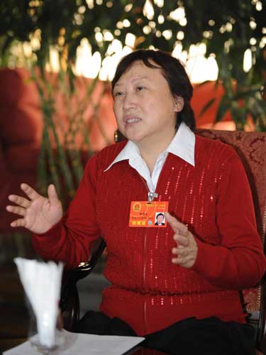 這是黑龍江代表團的徐秀玉代表在審議政府工作報告時就完善新型農(nóng)村合作醫(yī)療制度等問題發(fā)言。