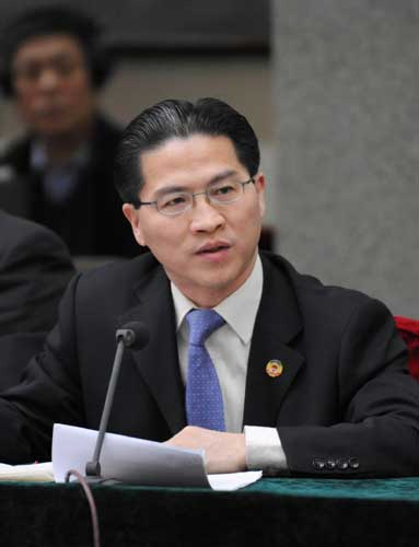 全國政協(xié)委員周漢民說,貫徹科學(xué)發(fā)展觀是經(jīng)濟(jì)建設(shè)、社會和諧和可持續(xù)發(fā)展的基礎(chǔ),而創(chuàng)新型國家的建設(shè)則是貫徹科學(xué)發(fā)展觀的重要路徑之一。為推進(jìn)創(chuàng)新型國家的建設(shè),政府向企業(yè)科技研發(fā)的投入應(yīng)以產(chǎn)業(yè)鏈為基本著眼點(diǎn),改革政府研發(fā)費(fèi)用的投入方式,優(yōu)化政府研發(fā)費(fèi)用的投入領(lǐng)域,并建立政府研發(fā)費(fèi)用投入效率評估體系。