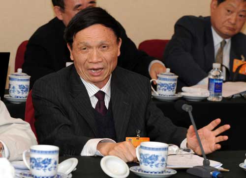全國政協(xié)委員黃伯云認(rèn)為,要把高新技術(shù)產(chǎn)業(yè)與自主創(chuàng)新緊密聯(lián)系在一起;落實好科學(xué)發(fā)展觀,不是一句空話,要有實實在在的行動。