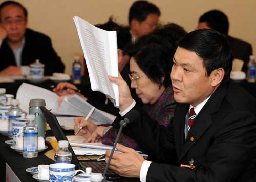 全國政協(xié)委員李曉紅建議,要積極落實“統(tǒng)籌和優(yōu)化科技資源配置”,用一種有效的機(jī)制對中科院和高等學(xué)校的科研機(jī)構(gòu)的科技資源,包括人力、設(shè)備、人才培養(yǎng)資源等進(jìn)行優(yōu)化配置,讓這些機(jī)構(gòu)能共同為提高我國的科技核心競爭力和自主創(chuàng)新能力充當(dāng)主力軍和生力軍。