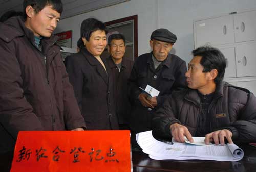 “今年中央財政安排‘三農(nóng)’支出5625億元,比上年增加1307億元。”溫家寶總理在政府工作報告中宣布的這一惠農(nóng)新舉措,成為連日來兩會會場上代表委員們熱議的亮點。 圖為2007年12月12日,山東無棣埕口鎮(zhèn)后埕村村民在登記參加新型農(nóng)村合作醫(yī)療。