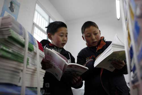 “今年中央財政安排‘三農(nóng)’支出5625億元,比上年增加1307億元。”溫家寶總理在政府工作報告中宣布的這一惠農(nóng)新舉措,成為連日來兩會會場上代表委員們熱議的亮點。圖為2008年2月24日,湖北五峰土家族自治縣實驗小學學生領(lǐng)到免費課本。春季開學前,湖北省政府有關(guān)部門出臺義務教育階段學校收費政策規(guī)定,在免除農(nóng)村義務教育階段中小學生雜費的基礎(chǔ)上,全部免除教科書費。