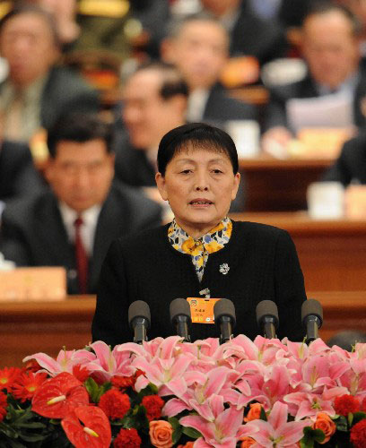 3月3日,中國人民政治協(xié)商會議第十一屆全國委員會第一次會議在北京人民大會堂開幕。張梅穎受政協(xié)第十屆全國委員會常務(wù)委員會委托,向大會作關(guān)于提案工作情況的報告。新華社記者黃敬文攝