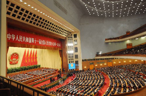 3月15日,十一屆全國(guó)人大一次會(huì)議在北京人民大會(huì)堂舉行第五次全體會(huì)議,選舉第十一屆全國(guó)人民代表大會(huì)常務(wù)委員會(huì)委員長(zhǎng)、副委員長(zhǎng)、秘書(shū)長(zhǎng);選舉第十一屆全國(guó)人民代表大會(huì)常務(wù)委員會(huì)委員;選舉中華人民共和國(guó)主席、副主席;選舉中華人民共和國(guó)中央軍事委員會(huì)主席。這是大會(huì)會(huì)場(chǎng)。 新華社記者 楊宗友 攝