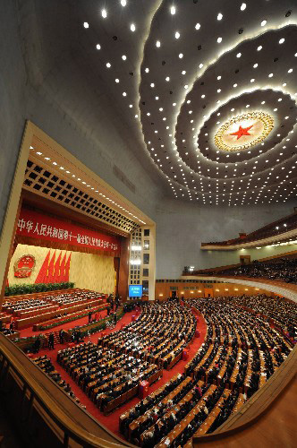 3月15日,十一屆全國(guó)人大一次會(huì)議在北京人民大會(huì)堂舉行第五次全體會(huì)議,選舉第十一屆全國(guó)人民代表大會(huì)常務(wù)委員會(huì)委員長(zhǎng)、副委員長(zhǎng)、秘書(shū)長(zhǎng);選舉第十一屆全國(guó)人民代表大會(huì)常務(wù)委員會(huì)委員;選舉中華人民共和國(guó)主席、副主席;選舉中華人民共和國(guó)中央軍事委員會(huì)主席。這是大會(huì)會(huì)場(chǎng)。 新華社記者 楊宗友 攝