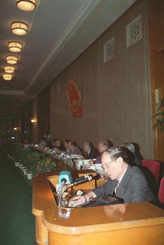 這是1994年5月5日,八屆全國人大常委會第七次會議在北京人民大會堂開幕,全國人大法律委員會副主任委員蔡誠作《中華人民共和國國家賠償法(草案)》的說明。30年來,全國人大制定完善刑事、民事和行政等三大訴訟法,頒行國家賠償法,進一步規(guī)范暢通了公民權利司法救濟渠道。新華社發(fā)