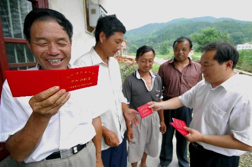 2007年6月28日,江西銅鼓縣溫泉鎮(zhèn)祿田村李傳星(左一)等農(nóng)民在領(lǐng)取當(dāng)?shù)剞r(nóng)村信用社辦理的住房貸款證。這項(xiàng)農(nóng)民住房貸款業(yè)務(wù)的必備條件是:農(nóng)民購(gòu)房建房是符合土地利用總體規(guī)劃和村莊、集鎮(zhèn)規(guī)劃的農(nóng)民普通住房,包括新農(nóng)村建設(shè)規(guī)劃區(qū)內(nèi)的商品房、農(nóng)民公寓、普通農(nóng)宅;申請(qǐng)貸款的農(nóng)戶沒(méi)有不良信用記錄,并有穩(wěn)定的收入來(lái)源;貸款額一般不超過(guò)購(gòu)房建房總額的50%。政府工作報(bào)告提出,今年中央財(cái)政安排“三農(nóng)”支出5625億元,比上年增加1307億元,強(qiáng)化和完善農(nóng)業(yè)支持政策,堅(jiān)持最嚴(yán)格的耕地保護(hù)制度,完善農(nóng)業(yè)科技推廣和服務(wù)體系,全面推進(jìn)農(nóng)村改革。 代表委員在審議、討論政府工作報(bào)告時(shí)認(rèn)為,現(xiàn)在從中央到地方,出臺(tái)了許多惠農(nóng)的好政策,農(nóng)村和農(nóng)業(yè)發(fā)展迎來(lái)前所未有的機(jī)遇。另外,他們?yōu)檗r(nóng)業(yè)和農(nóng)村經(jīng)濟(jì)發(fā)展取得的成就感到高興的同時(shí),也對(duì)“三農(nóng)”面臨的新形勢(shì)進(jìn)行著“冷思考”。新華社發(fā)