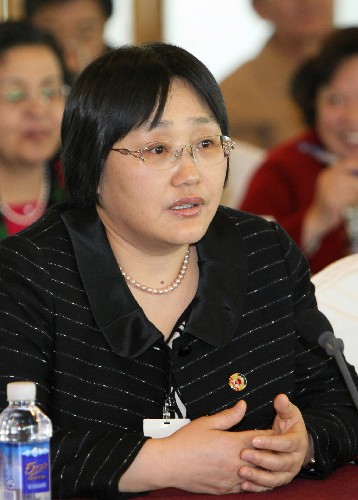 全國(guó)政協(xié)委員劉焱說(shuō),學(xué)前教育已經(jīng)成為我國(guó)教育格局中的薄弱環(huán)節(jié)。學(xué)前教育在城市中有收費(fèi)昂貴、管理不足等弊端;在農(nóng)村中存在師資短缺、農(nóng)民子女入托難等問(wèn)題。建議政府重點(diǎn)扶持農(nóng)村學(xué)前教育。新華社記者 龐興雷 攝