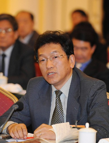 全國政協(xié)委員阿沛·晉源(藏族)認(rèn)為,人才問題對于西藏實現(xiàn)跨越式發(fā)展尤為重要。新華社記者 黃敬文 攝