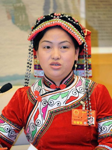 全國人大代表,貴州省畢節(jié)地區(qū)黔西縣鐵石鄉(xiāng)黨委書記陳萍說,畢節(jié)地處長江、珠江“兩江”源頭,為了提高生產(chǎn)水平和生活質(zhì)量、改善生存環(huán)境,改革開放以后,畢節(jié)的干部群眾提出了新“五子登科”,即山上植樹造林戴帽子、山腰搞坡改梯拴帶子、坡地種植綠肥鋪毯子、山下發(fā)展庭院經(jīng)濟抓票子、基本農(nóng)田集約經(jīng)營收谷子,使生態(tài)環(huán)境大為改善。 新華社記者 王建華 攝