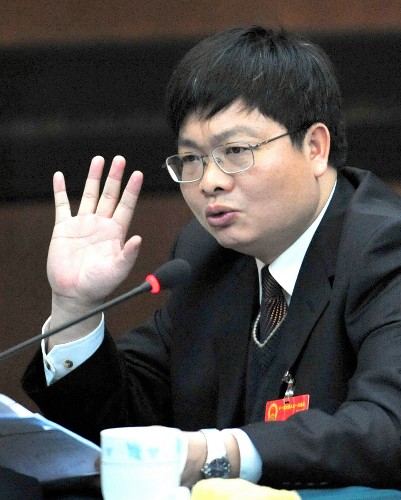 全國人大代表、湖南省臨武縣武源鄉(xiāng)龍家村黨支部副書記胡建文說,深入貫徹落實科學發(fā)展觀,解決好“三農(nóng)”問題,必須進一步解放思想,轉(zhuǎn)變農(nóng)業(yè)發(fā)展機制,提高勞動效率。 新華社記者 劉泉龍 攝