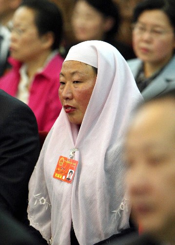 全國人大代表、安徽淮南市鳳臺縣李沖回族鄉(xiāng)農(nóng)民魯中祝說,農(nóng)業(yè)要發(fā)展,農(nóng)民要致富,應該加強農(nóng)民的專業(yè)技術(shù)培訓,增加農(nóng)業(yè)的科技含量,走科技致富、產(chǎn)業(yè)致富的道路,才能徹底改變農(nóng)村相對落后的面貌。 新華社記者 劉衛(wèi)兵 攝