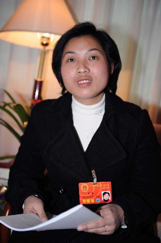 全國人大代表、貴州省六枝特區(qū)牛場鄉(xiāng)副鄉(xiāng)長羅濤說,這些年不少西部資源富集區(qū)熱衷于開發(fā)各種礦產(chǎn)資源,吸引了不少投資。然而老百姓除了在礦山干活,或是在礦山周圍賣小食品,得到的僅是被污染的環(huán)境和被破壞的生態(tài)。我們再也不能走竭澤而漁的發(fā)展道路了。 新華社記者 王建華 攝
