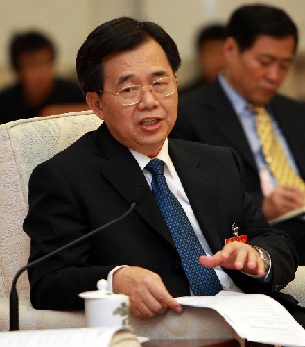 全國(guó)人大代表、廣東省政協(xié)副主席陳蔚文說(shuō),希望兩岸旅游行業(yè)民間組織的磋商不要受到政治干擾,大陸同胞赴臺(tái)旅游能盡早實(shí)現(xiàn)。 新華社記者 鞠鵬 攝