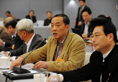全國(guó)政協(xié)委員吳承業(yè)(右二)說(shuō),隨著中國(guó)經(jīng)濟(jì)實(shí)力的不斷增強(qiáng),中國(guó)的軟實(shí)力正在受到世界更多的關(guān)注,反過(guò)來(lái)軟實(shí)力也在不斷影響著中國(guó)國(guó)際地位的提升。 新華社記者 饒愛(ài)民 攝
