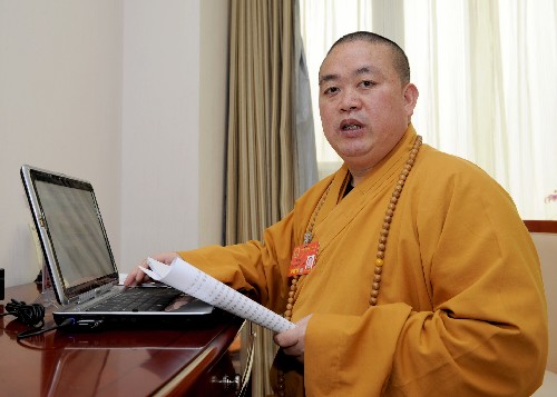 3月8日,來(lái)自河南的全國(guó)人大代表、少林寺方丈釋永信在駐地上網(wǎng)查閱資料。他告訴記者,全球矚目的北京奧運(yùn)即將到來(lái),少林寺將舉辦一系列活動(dòng):7月下旬奧運(yùn)火炬?zhèn)鬟f路過(guò)少林寺,少林寺將舉辦隆重的歡迎儀式;在北京舉行的奧運(yùn)文化月期間舉辦少林文化展示活動(dòng);奧運(yùn)會(huì)期間,為到少林寺參觀學(xué)習(xí)、體驗(yàn)的奧運(yùn)官員、運(yùn)動(dòng)員、外國(guó)元首等做好接待工作。 新華社記者 朱祥 攝