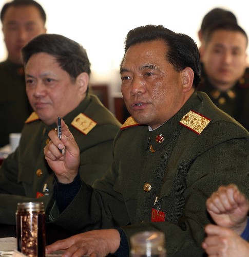 全國(guó)人大代表、云南省軍區(qū)司令員舒玉泰說(shuō),今年的冰雪災(zāi)害,云南受災(zāi)面積大,持續(xù)時(shí)間長(zhǎng),加上較為偏遠(yuǎn)落后,搶險(xiǎn)和重建任務(wù)繁重,省軍區(qū)動(dòng)員了3萬(wàn)多人并出動(dòng)上千臺(tái)設(shè)備,全力投入抗擊冰雪、恢復(fù)生產(chǎn)、重建家園的斗爭(zhēng),受到災(zāi)區(qū)干部群眾的高度贊揚(yáng)。 新華社記者 王建民 攝